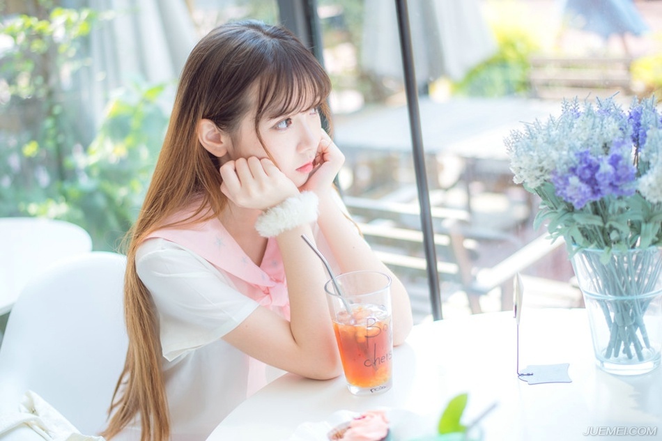 “进来吧。”吕布看了一眼地上的杯盏，摇了摇头，坐在自己的位子上向两女招了招手。