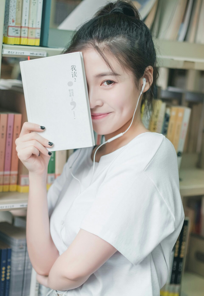 “大耳贼背信弃义！”夏侯惇得知消息之后，不禁怒骂起来，他们在虎牢关舍生忘死，刘备在那边不愠不火的打了半年，然后就这么拍拍屁股走人，让他们一家独自去面对关中的压力。